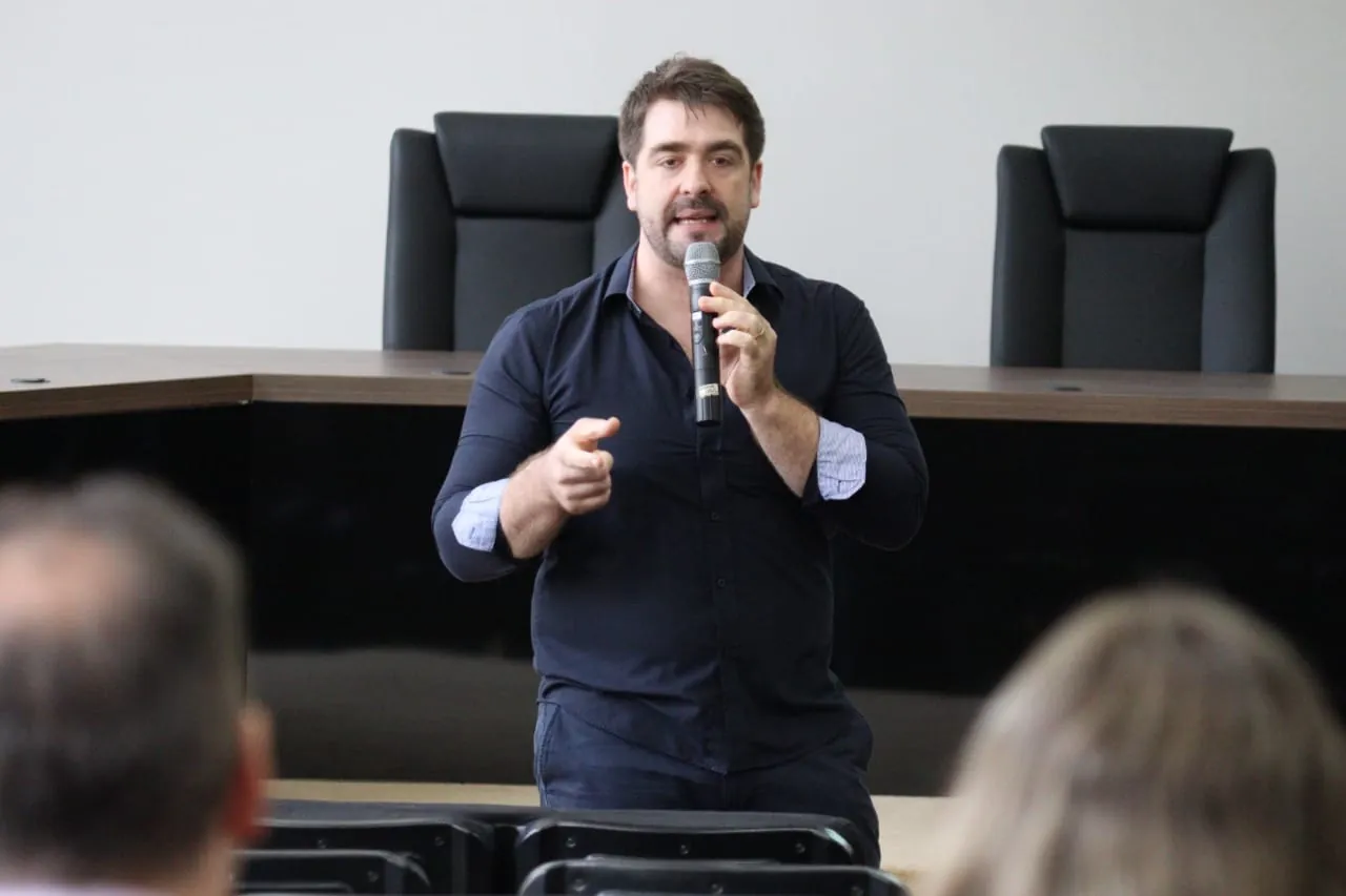 Matthias durante uma palestra