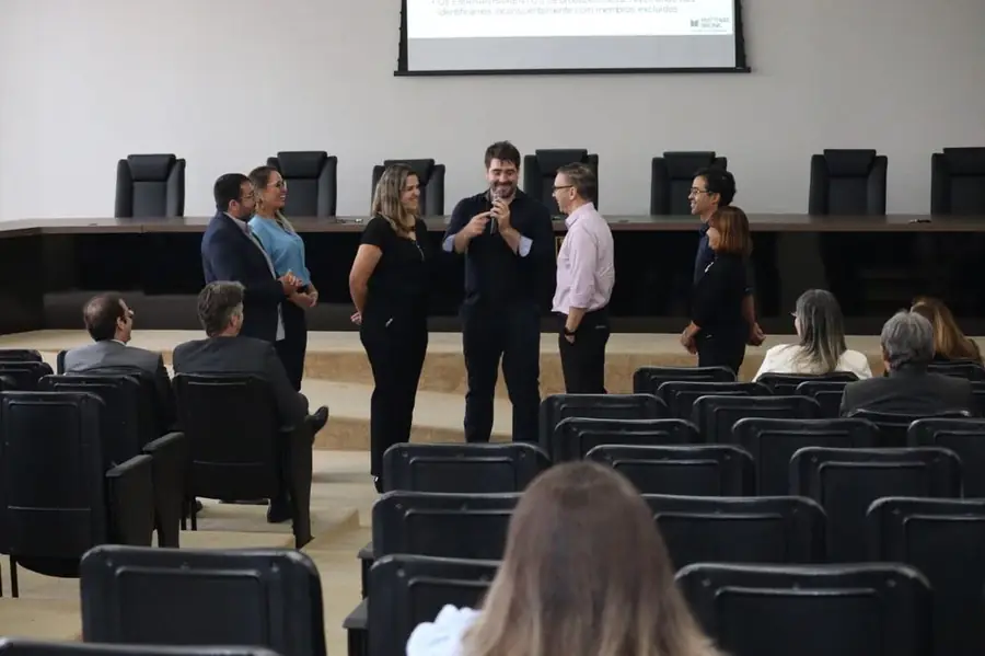 Matthias com convidados no palco de um evento